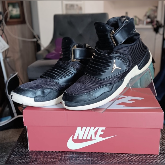 NIKE Jordan Generation 23 High Top  Trainers: Black/Gold, size 9 - Picture 3 of 3